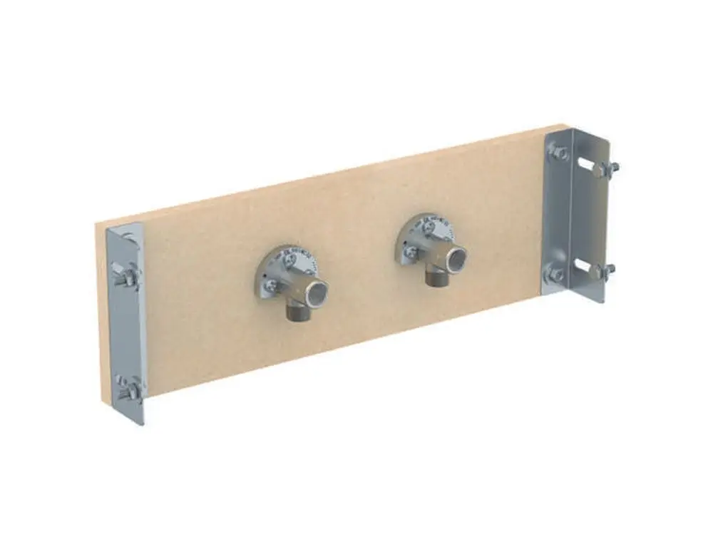 Duschplatz-Element von Ideal Standard mit zwei Wandanschlüssen, montiert auf einem Holzpaneel, geeignet für Ober- oder Unterputzarmatur.